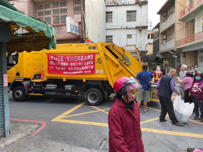 高市府环保局宣布，大年初一到初三停止收运垃圾，初四虽然遇到固定停收垃圾的周三，但为了避免垃圾堆积过多，环保局仍会出动清洁队加强清运，这也是高雄市睽违102周再次于周三收运垃圾。（高市府环保局提供／洪浩轩高雄传真）