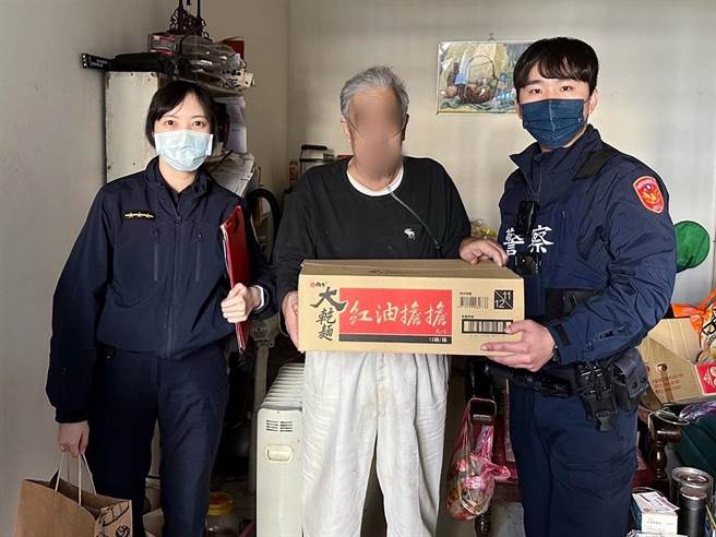 大埔派出所探望黎姓老翁。(警方提供／蔡依珍桃园传真)