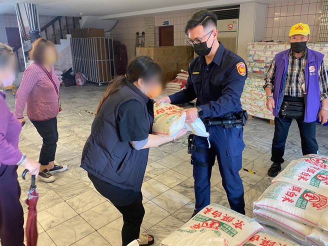 龟山派出所与寿山巖观音寺冬令救济发放白米。(警方提供／蔡依珍桃园传真)