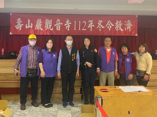 龟山派出所与寿山巖观音寺冬令救济发放白米。(警方提供／蔡依珍桃园传真)