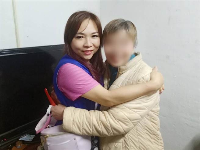 坪顶派出所与警友站站长共同慰问田姓老妇。(警方提供／蔡依珍桃园传真)