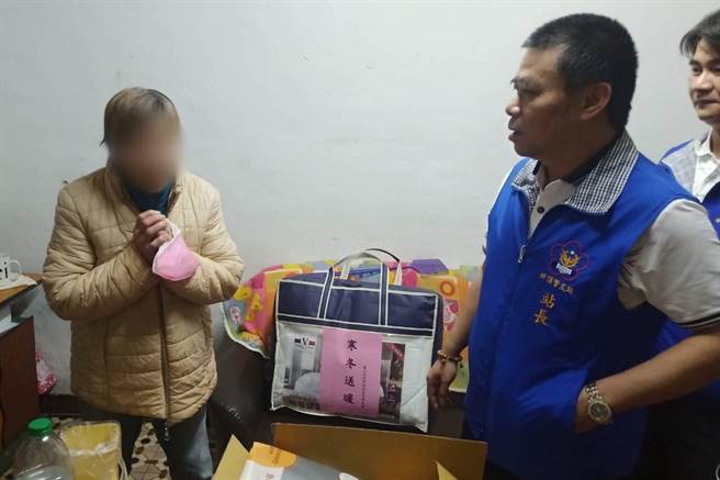 坪顶派出所与警友站站长共同慰问田姓老妇。(警方提供／蔡依珍桃园传真)