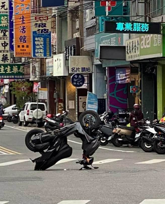东势区16日发生碰车祸，机车当场栽跟斗。（摘自脸书社群／陈淑娥台中传真）