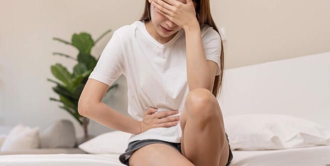 一名女患者每次月经来前都会有偏头痛、想吐、全身瘫软等情况，长期服用止痛药缓解症状。（示意图／shutterstock）