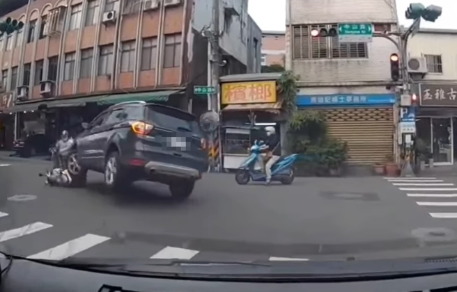 休旅车疑似视线死角，左转时直接将停等的机车「骑上去」，吓得机车骑士跳车快逃。（翻摄自脸书重机车友 ❘ 各区路况天气、资讯分享中心）