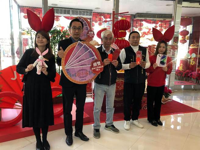 台南大远百店长徐圣彬(左2)保証兔年新春福袋物超所值。图／陈惠珍