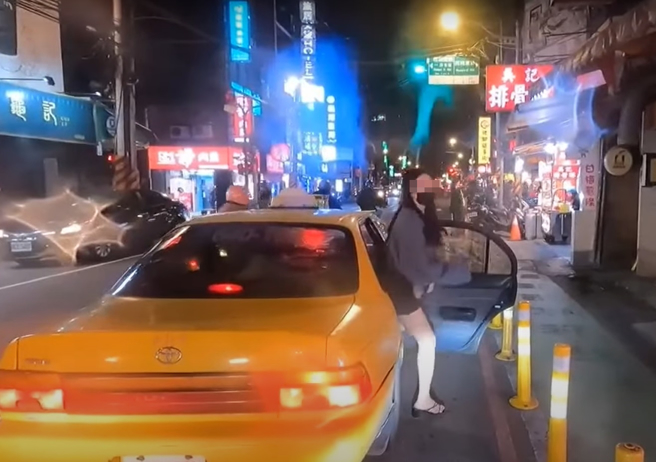 骑士遭前方临停红线计程车阻挡路线，下秒竟见2短裙妹陆续下车，这一等就是13秒之久，也让后方车辆全堵住。（翻摄自YouTube频道「WoWtchout - 地图型行车影像分享平台」）