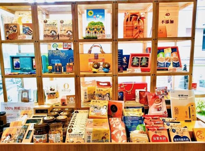 （旅游玩家建议游客，春节长假可选择搭捷运游台中，探索中捷百大店家！图／中市府提供）