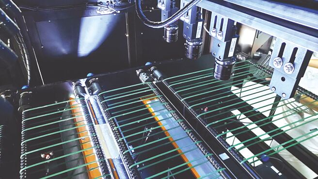 AI-AOI自动化In-Line线检测设备，3秒钟即可完成一片450mm×450mm的膜片，瑕疵检出率可达95％。图／岳扬智控提供