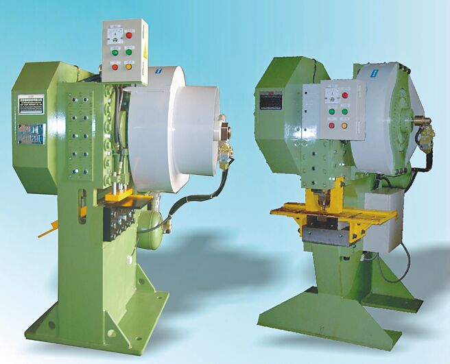 桂全的「宽面扁铁切断机」（左）与「钢板冲孔机」（右）是宽面钢、铁板精密切断加工与冲孔作业最佳利器。图／陈仁义