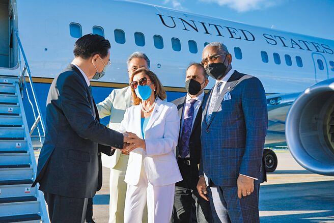 国民党立委李贵敏认为，裴洛西旋风访台造成两岸关系更紧张。图为裴洛西离台登机前向现场媒体致意。（外交部提供）