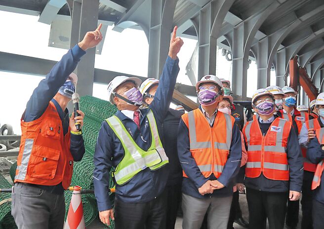 行政院长苏贞昌挨批「撒币保官位」，他15日引用明末大将袁崇焕，指「袁崇焕不死，清兵怎么入关？」强调大家不要像父子骑驴一样，这样也骂那样也骂，扭曲抹黑、中伤分化。图为苏贞昌视察苏花公路灾区。（中央社）