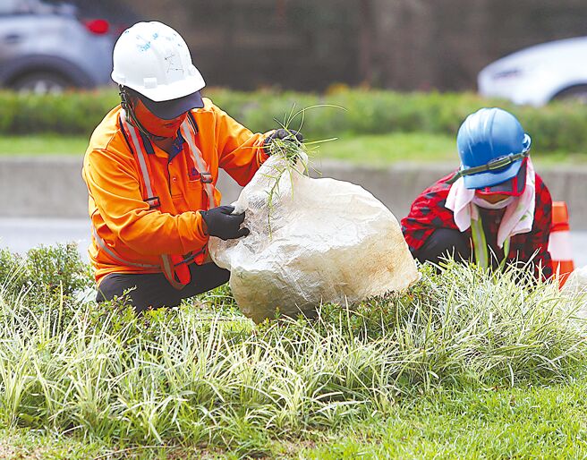 专家学者呼吁，基本工资仅能带动边际劳工薪资，高所得劳工原本议价能力就较好，若要提升包括中所得劳工在内的整体薪资，仍要靠「工会团结权」及「薪资透明化」等才有机会带动。（本报资料照片）