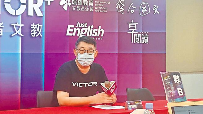 112学年度学科能力测验15日第一节考数学B，补教老师解创智认为，试题难易度适中但比去年稍难，考题增加数学B独有单元，数学A跨考生不易得分题多达25分，明显想减少跨考优势。（中央社）