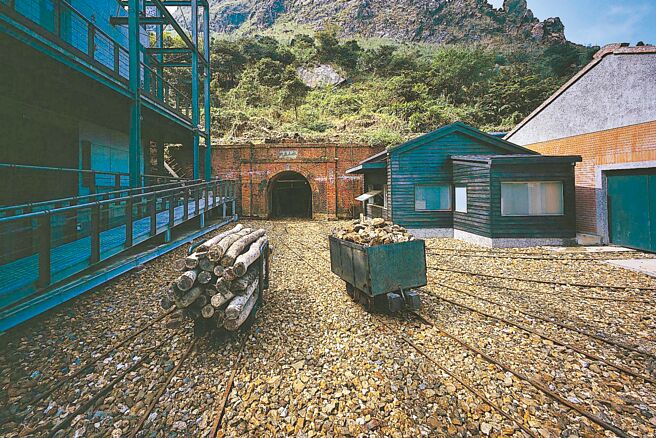 新北市立黄金博物馆的矿业地景「本山五坑」，为全台保存较完整的金矿坑道，内部设置矿工蜡像模拟採矿情景，以声光再现採金情境。（新北市黄金博物馆提供／蔡雯如新北传真）