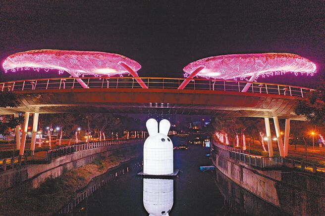 10米高的「光光兔」坐落万年溪上，白白胖胖相当吸睛可爱。（屏县府提供）