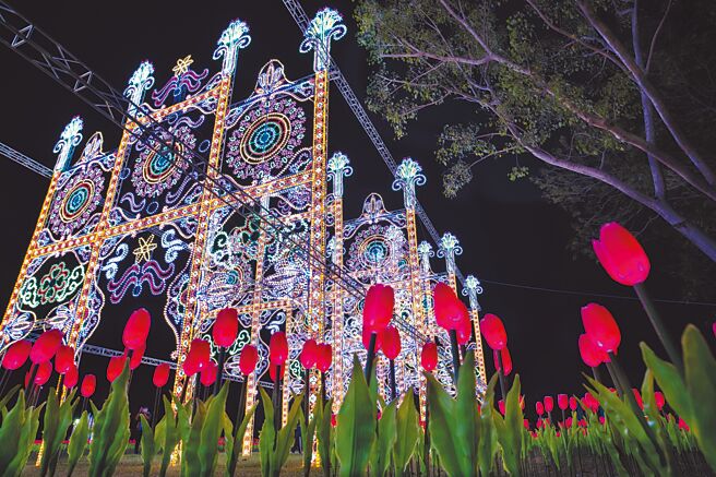 屏东县民公园灯区以「巴洛克艺术」为主题，主灯「南境之光」让观赏者彷佛置身欧式宫廷。（屏县府提供）