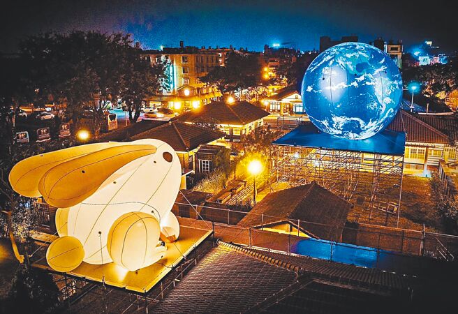 屏东灯节胜利星村灯区以「兔年去月球找玉兔玩，一起看地球！」概念，跳脱以往「地球赏月」的想法。（屏县府提供）