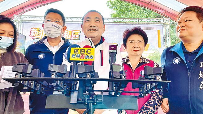 行政院13日核定捷运汐东线，新北市长侯友宜（中）15日表示，汐东线下个步骤要将财务预算计画提报公共工程委员会，核定后就可发包施工。（吕健豪摄）