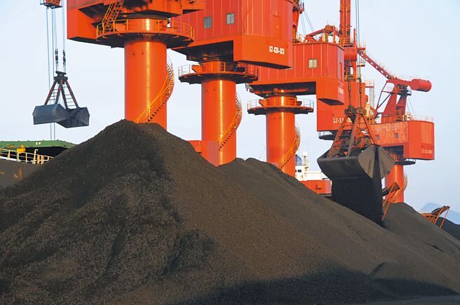 外媒報導指出，在中方暗示放鬆對澳洲煤炭2年多來的進口禁令後，雙方1月達成了新的煤炭進口協議。然而，其他措施仍繼續阻礙從龍蝦到葡萄酒、木材等各種商品的貿易。圖為工人們在連雲港港口加緊卸運一艘遠洋巨輪裝載的進口煤炭。（新華社）