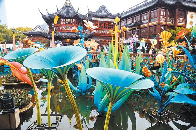 大陆改变防疫政策后，为迎接人潮，多地的景观园区推出免门票优惠来抢客。图为15日在上海豫园的新年灯会。（中新社）