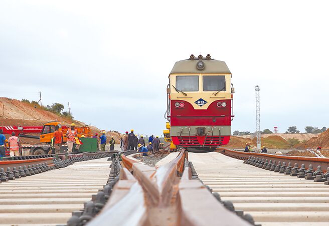 东非国家乌干达据传已经终止与中国公司修建从该国到肯亚边境的铁路协议，目前考虑与一家土耳其企业签约。资料图为中交集团承包的肯亚蒙内铁路施工照片。（新华社）