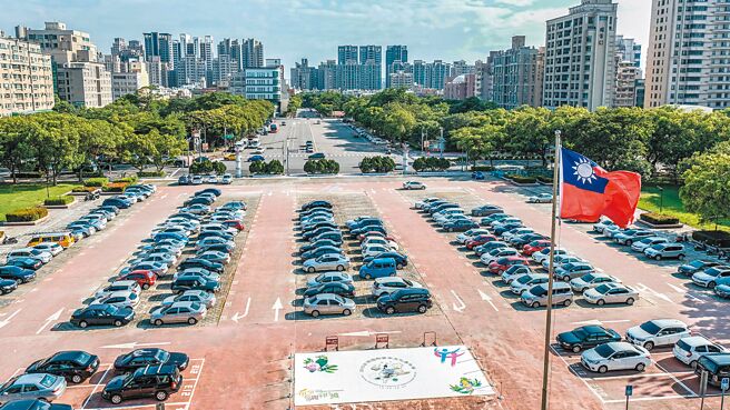 新竹县路边停车费可在超商、金融机构缴费，自19日起第三方支付业者缴交停车费服务增至13家。（罗浚滨摄）