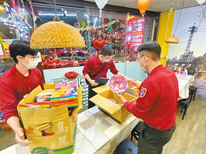 桃园一间越南小吃店14日晚被查获囤166公斤烟火，超标6倍最重罚30万元。（消防局提供／蔡依珍桃园传真）