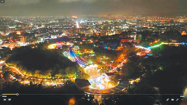 「月影灯季」在彰化八卦山大佛风景区，七大灯区让人目不暇给，搭配每隔半小时的灯光秀，让民眾拍照拍到手软。（本报资料照片）