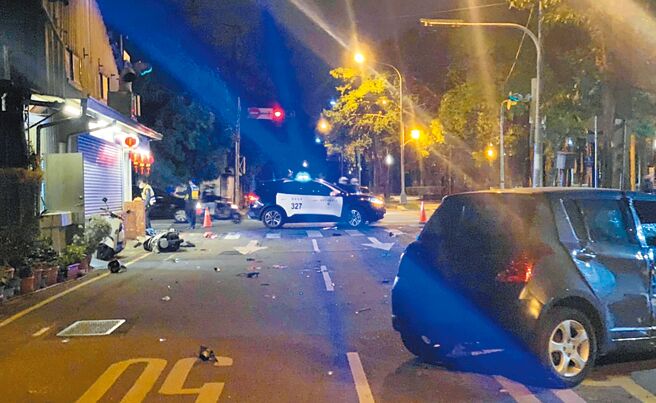 台中市东区东光园路15日晚间发生重大车祸，1部轿车闯红灯后撞上2部机车，造成叶姓机车男骑士死亡、连姓姊妹受伤送医，现场一片狼藉。肇事驾驶则在事发后弃车逃逸，警方不排除肇事者即为刘姓车主，正漏夜调查中。（读者提供／张妍溱台中传真）