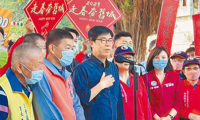 高雄市長陳其邁（中）15日表示，目前高雄市抗病毒藥物庫存量足夠，民眾可以安心過好年。（林雅惠攝）