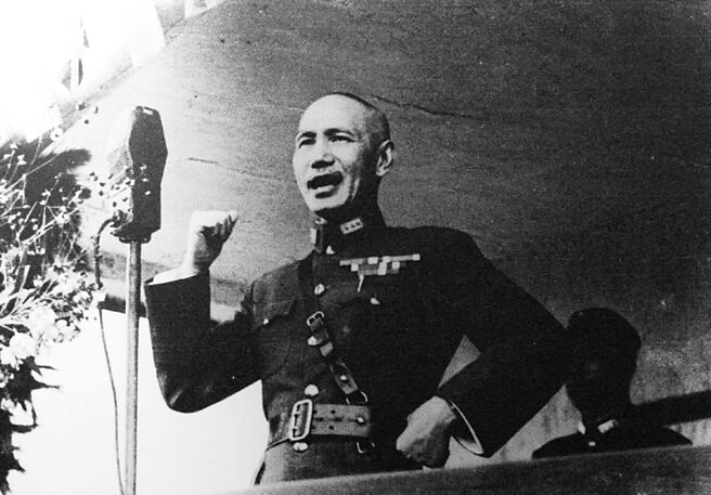 民国34年，蒋中正主席在四川铜梁对青年军201师讲话，重申抗战到底。（中时檔案照／邓博仁翻摄）