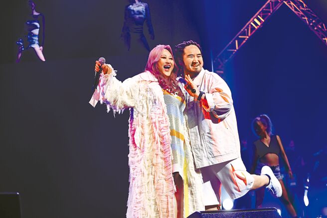 Matzka（右）與家家昨盡情嗨唱。（台灣好基金會提供）