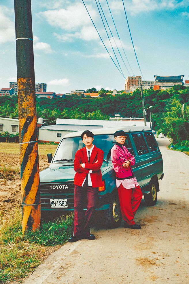 韋禮安（左）與八三夭吉他手劉逼合作新歌〈初四阿北〉。（The Orchard提供）