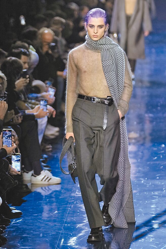 透視元素運用於FENDI秋冬系列中，體現品牌性感優雅元素。（美聯社）