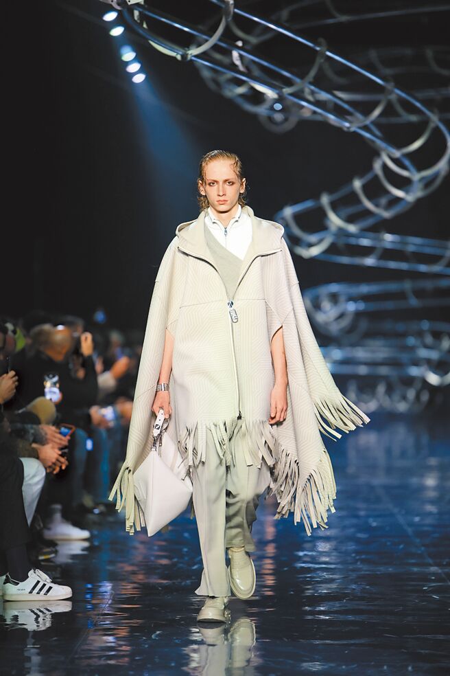 流蘇、斗篷是本季重複出現的手法與元素，塑造慵懶頹廢的視覺，但奢華的面料增加整體穿搭的精緻、優雅感。（CFP）