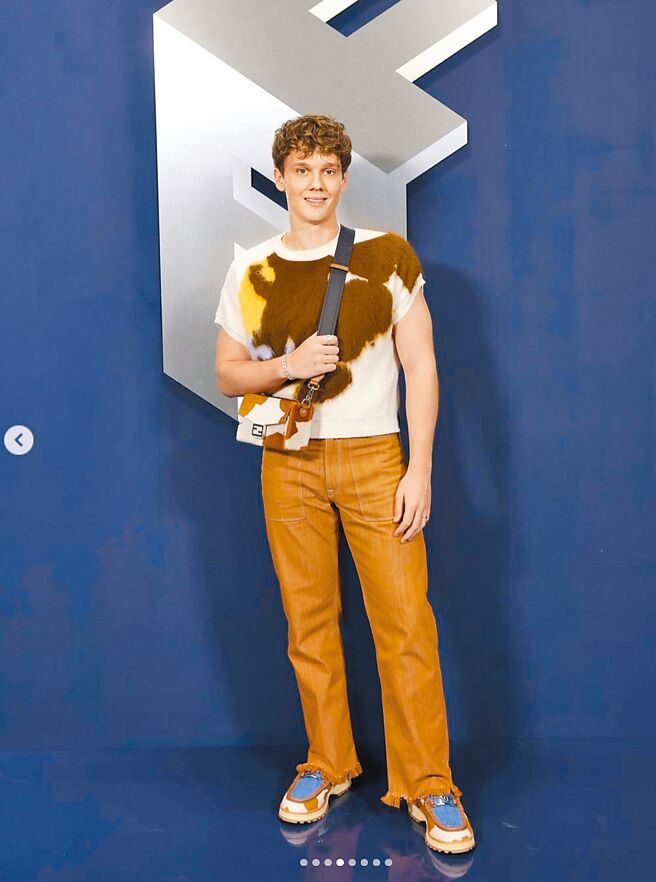 因《星期三》被關注的亨特杜漢以青澀的模樣出席FENDI 2023秋冬男裝系列。（摘自IG）