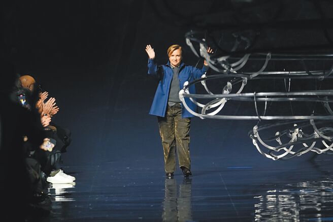 設計師Silvia Venturini Fendi謝幕。（美聯社）