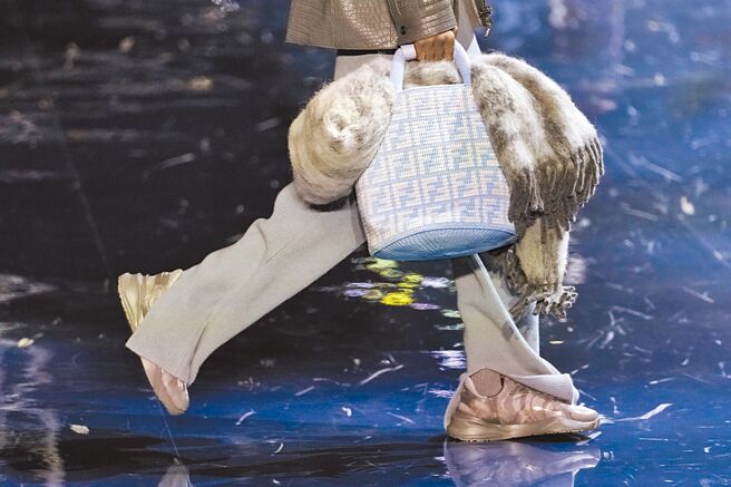 FENDI針織托特包顏色粉嫩可愛，放在包上的圍巾為本季亮點單品之一。（CFP）