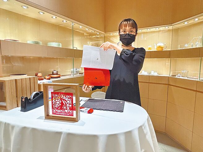 SHANG XIA精品举行剪纸体验活动，邀请剪纸老师赖彦廷指导。（温博钧摄）