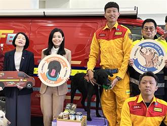 高虹安為竹市高級搜救犬授階 送上營養品、玩具