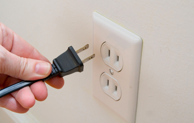 台电表示，最近电压可能上升到130伏特，请民眾事先拔插头，这种请民眾应变的做法实在太消极。(图/shutterstock)