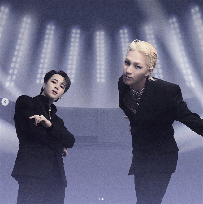 Jimin(左)在与Bigbang太阳合作新歌〈Vibe〉也着DIOR西装亮相。（摘自Jimin IG）