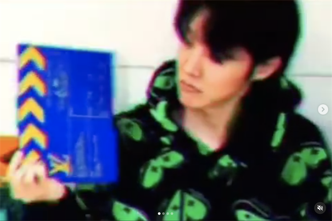 J-hope发布手持LV邀请函的照片。（摘自J-hope IG）