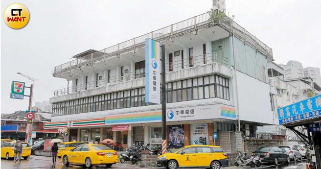 電信勞工住宅位在台北市通化街的中華電信服務中心附近，早年是地勢較低的農田，現在已屬於市中心精華地段。（圖／黃耀徵攝）