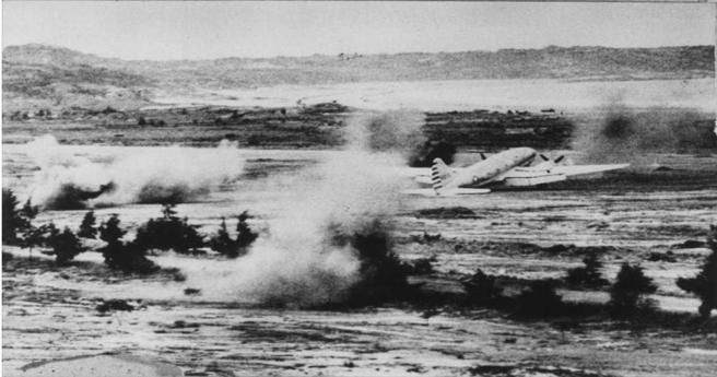 住戶指出，電信局長官因為發生823砲戰，以「國難當前」為由，未發給購屋者房屋權狀。圖為炮戰期間，國軍運輸機在金門尚義機場被共軍炮火擊中。（圖／報系資料照）