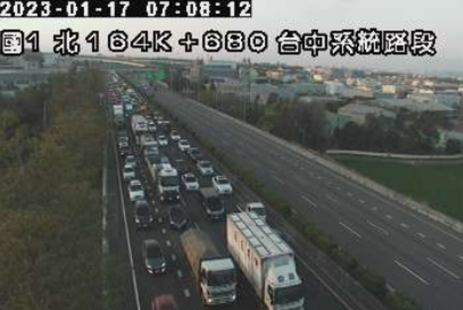上班注意！国1后里段「2大货车追撞」	。（图／翻摄高公局网站）