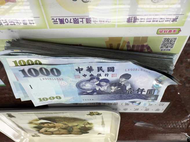 作家黄大米表示，近日得知一名高三学生家中经济陷入困顿，她一听立刻匯了10万元。（图／翻摄自黄大米脸书粉专）