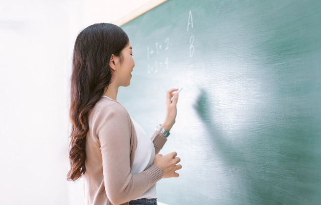 女老师说该名男学生平时上课认真、成绩很好，下课后会向她请教问题，她为此认为对方「与眾不同」并开始动心，说「他靠很近，我的心跳会跳很快」。（示意图/达志影像）