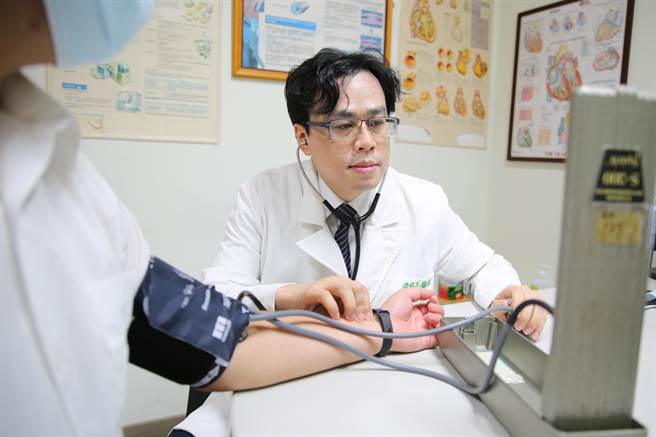 花莲慈济医院心臟内科主任陈郁志分享猝死救命关键，并呼吁民眾应定时监测血压。（慈济医院提供／罗亦晽花莲传真）